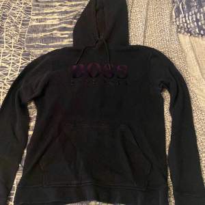 Riktigt fin Hugo boss hoodie som jag har använt någon gång men säljer den då jag rensar garderoben, storlek L 