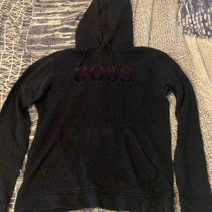 Hugo boss hoodie  - Riktigt fin Hugo boss hoodie som jag har använt någon gång men säljer den då jag rensar garderoben, storlek L 