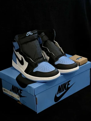 Jordan 1 high University blue unc Toe  - Storlek 43 Aldrig använda  Passar perfekt för sommar och vinter