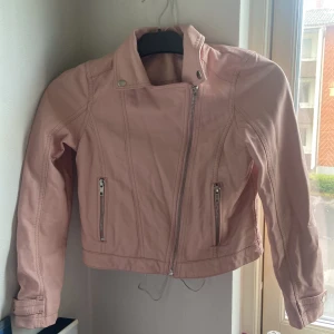 Rosa skinnjacka - En rosa skinnjacka köpa för många år sedan på lindex. Den har blivit väl använd men är i väldigt bra skick. 