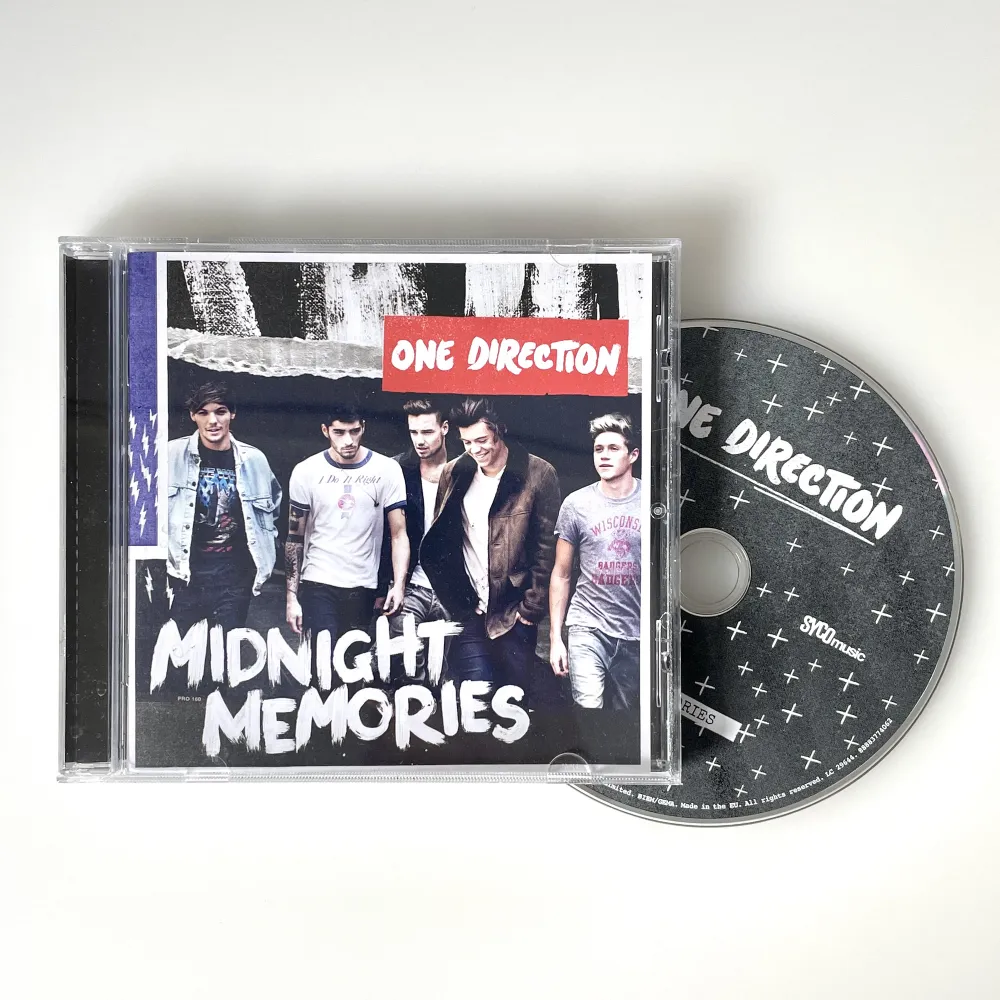 Tryck på köp nu!!  One Direction Midnight Memories album på CD. Köpt från Bengans, nypris 99kr. Skivan är spelad fåtal gånger är i nyskick.  Fodralet har en liten spricka på baksidan men är inget man märker av. Säljer då jag har två stycken.. Övrigt.