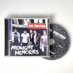 Tryck på köp nu!!  One Direction Midnight Memories album på CD. Köpt från Bengans, nypris 99kr. Skivan är spelad fåtal gånger är i nyskick.  Fodralet har en liten spricka på baksidan men är inget man märker av. Säljer då jag har två stycken.