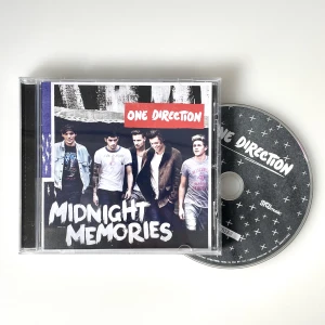 One Direction - Midnight Memories CD - Tryck på köp nu!!  One Direction Midnight Memories album på CD. Köpt från Bengans, nypris 99kr. Skivan är spelad fåtal gånger är i nyskick.  Fodralet har en liten spricka på baksidan men är inget man märker av. Säljer då jag har två stycken.