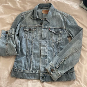 Jeansjacka - Jeansjacka från Levis i väldigt bra skick. Materialet är mjukt. Skriv för fler bilder!