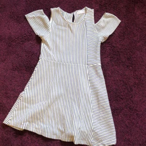 Randig klänning från Zara - Blå/vitrandig klänning från zara med offshoulderarmar. Knapp i nacken. Supersöt och jätteskön!  Endast använd ett fåtal ggr. 🩵🫶