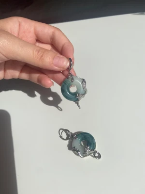 Örhängen Drake - Örhängen, kinesisk drake, Jade donut style. Av silver s925. Handgjorda, köpta på etsy för något år sen för 560kr. Meddela mig om du har frågor! 