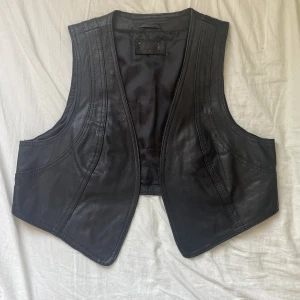 Läder väst - Vet inte om det är äkta läder! Den har märken efter patches som suttit på den, annars i fint skick!:)