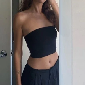 Svart bandeau topp från Zara - Svart bandeau topp från Zara, använd tre gånger. Otroligt fin och går att styla med allt! Storlek S. Bilden är lånad. Köpt förra året så finns ej kvar i butik/online. 