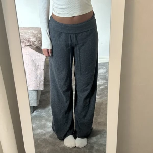 Mjukisbyxor - Snygga stickade mjukisbyxor!! Vid passform och blir lågmidjade om man viker ner kanten❤️‍🔥💞väldigt stretchiga så skulle säga att de passar S-L (jag har strlk S och är 165cm).