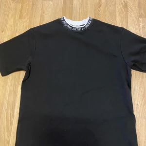 Acne studios t shirt  - Acne studios t-shirt i fint skick. Säljer då den var för stor för mig. Är en storlek M men känns mer som en L.  
