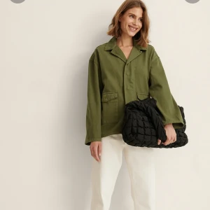 NAKD jacka - Jättefin oversized denimjacka från nakd, kommer dock inte till användning längre. Slutsåld på hemsidan & köpt för ca 600 kr. Använd flertal gånger men är i bra skick