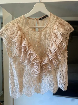 Topp från zara  - Volangtopp från zara, knappt använd! 