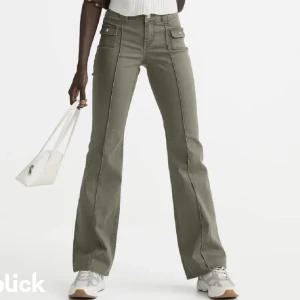 H&M gröna jeans - Hej säljer dessa populära gröna jeans från hm i storlek 36😊 skriv om du har ett bud att sätta på byxorna!!!