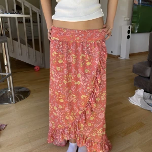 Långkjol - Super duper fin 🤗 går att använda som både kjol och klänning ☺️ använd gärna köp nu, skriv innan om du har frågor 💗💗