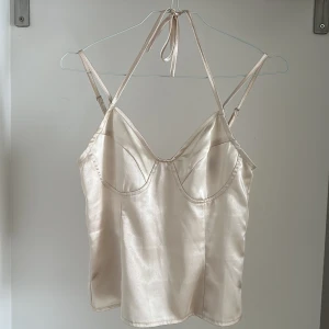 Satin topp - Silkes topp från Prettylittlething