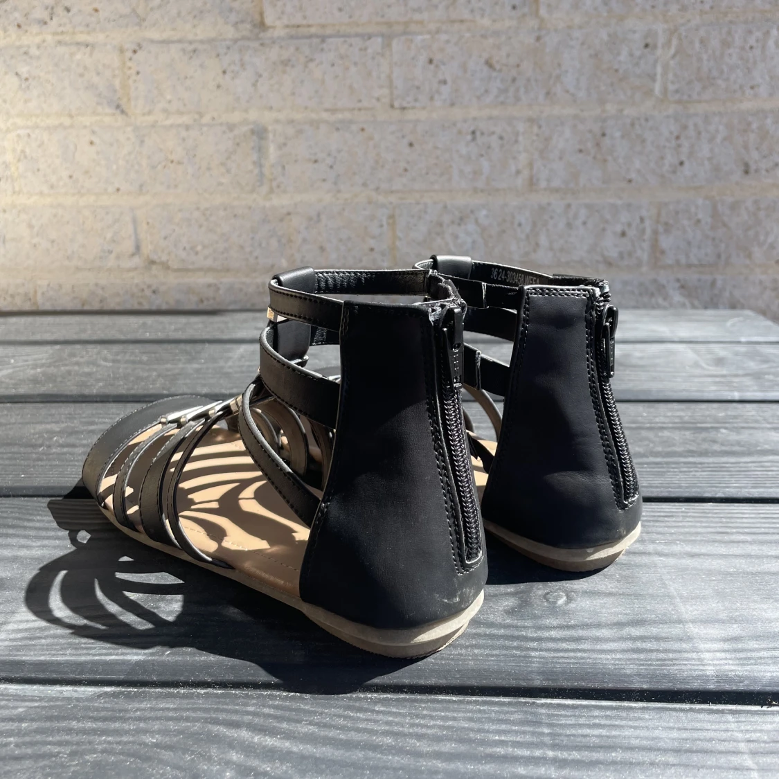 Svarta sandaler - 91