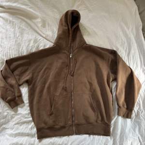 Jättemysig och snygg brun zip up hoodie! Bra skick och inte mycket använd, se sista bilden för en liten fläck. Hör av er vid frågor!