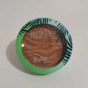 Butter bronzer  - Säljer denna helt oanvänd och orörd butter bronzer från physicians formula i färgen sunkissed. Det medföljer en liten applikator samt en fastsittande spegel i förpackningen.