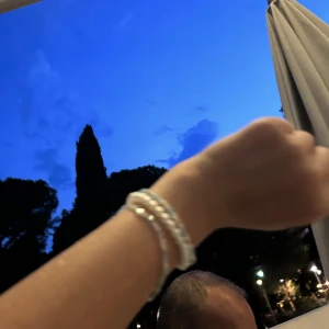 Tre armband  - Tre armband för 50kr. Armbandet med stor vita pärlor kostar 20kr. Det blå armbandet med guld,  blått och vitt kostar 20kr. Men det andra som är vitt och blått kostar 15kr! Alla på bilden är i storlek s! Det är bara att skriva om ni vill ha personliga! 