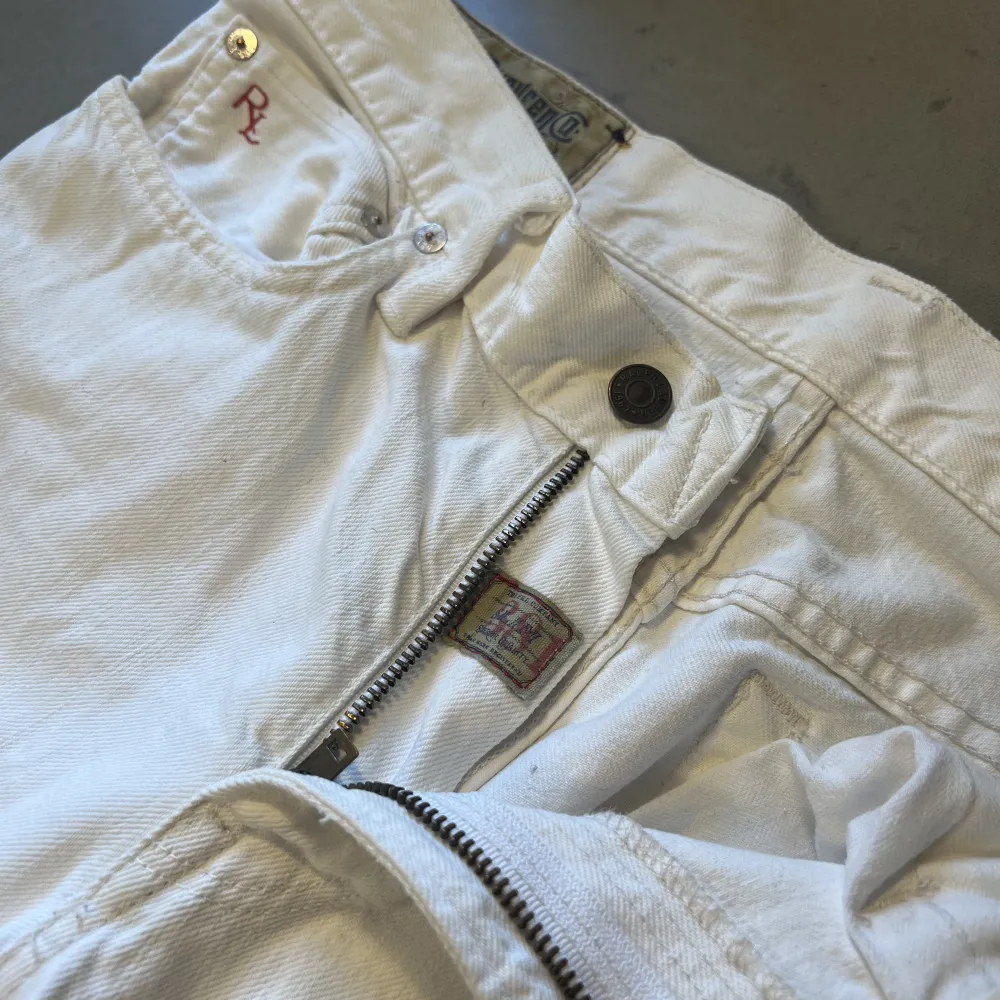 Säljer nu dessa Slim vita Ralph Lauren jeans 381 i storlek, W31 x L32. Dem är i ett så nära perfekt skick som man kan komma och har i princip aldrig använts. Tveka inte att höra av er vid frågor eller funderingar! Kan gå ner i pris vid snabb affär! . Jeans & Byxor.