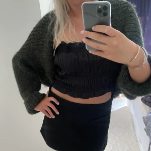 Svart tub top - Super användbar tub top passar till det mesta! Perfekta festliga toppen:) använd sparsamt inga defekter och toppen skick!! Pris går att diskuteras 