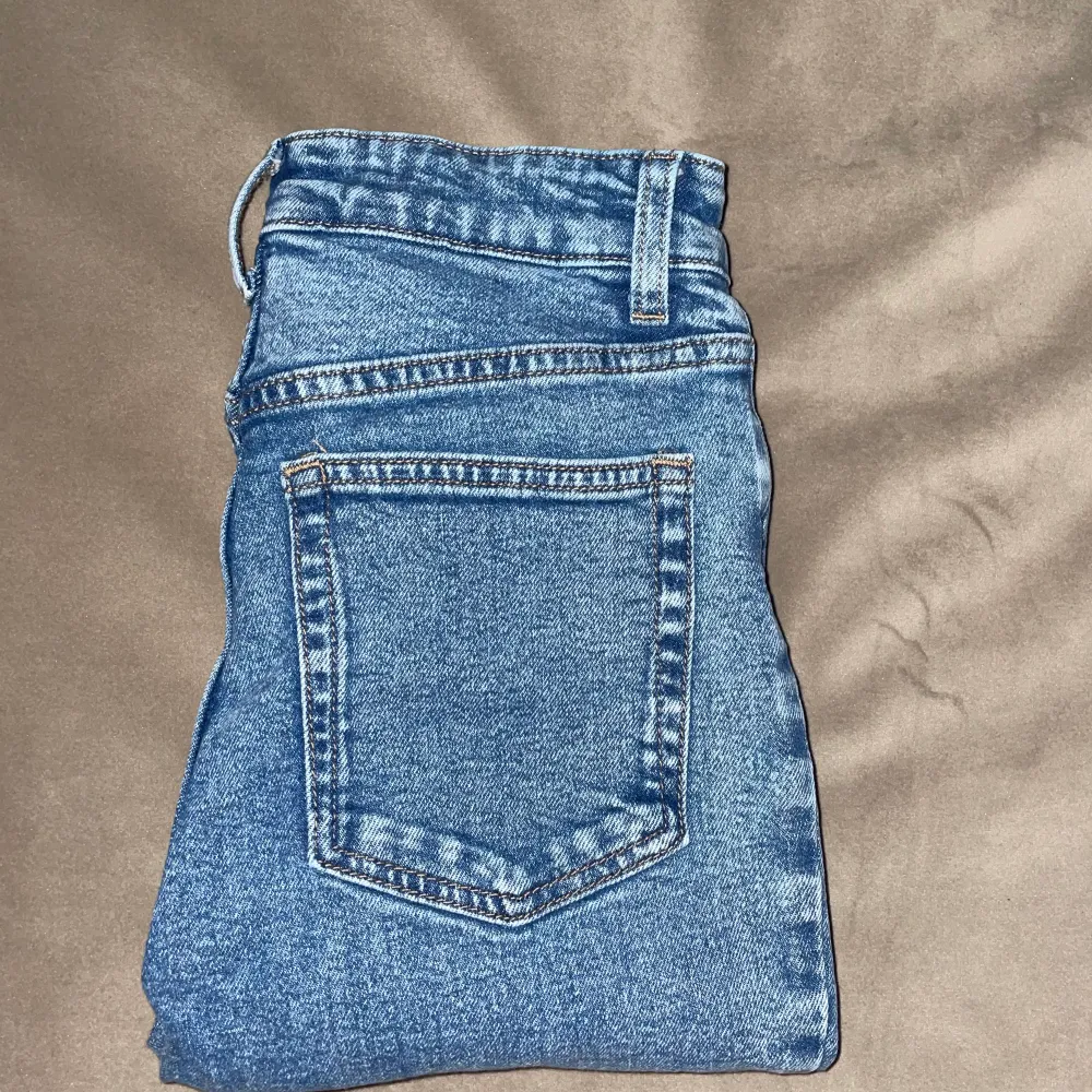 Säljer min jeans i en urtvättad blå färg från hm! Använda Max 2 gånger då jag gick upp i vikt snabbt och dom ej passar längre, jätte fint skick . Farkut & Housut.