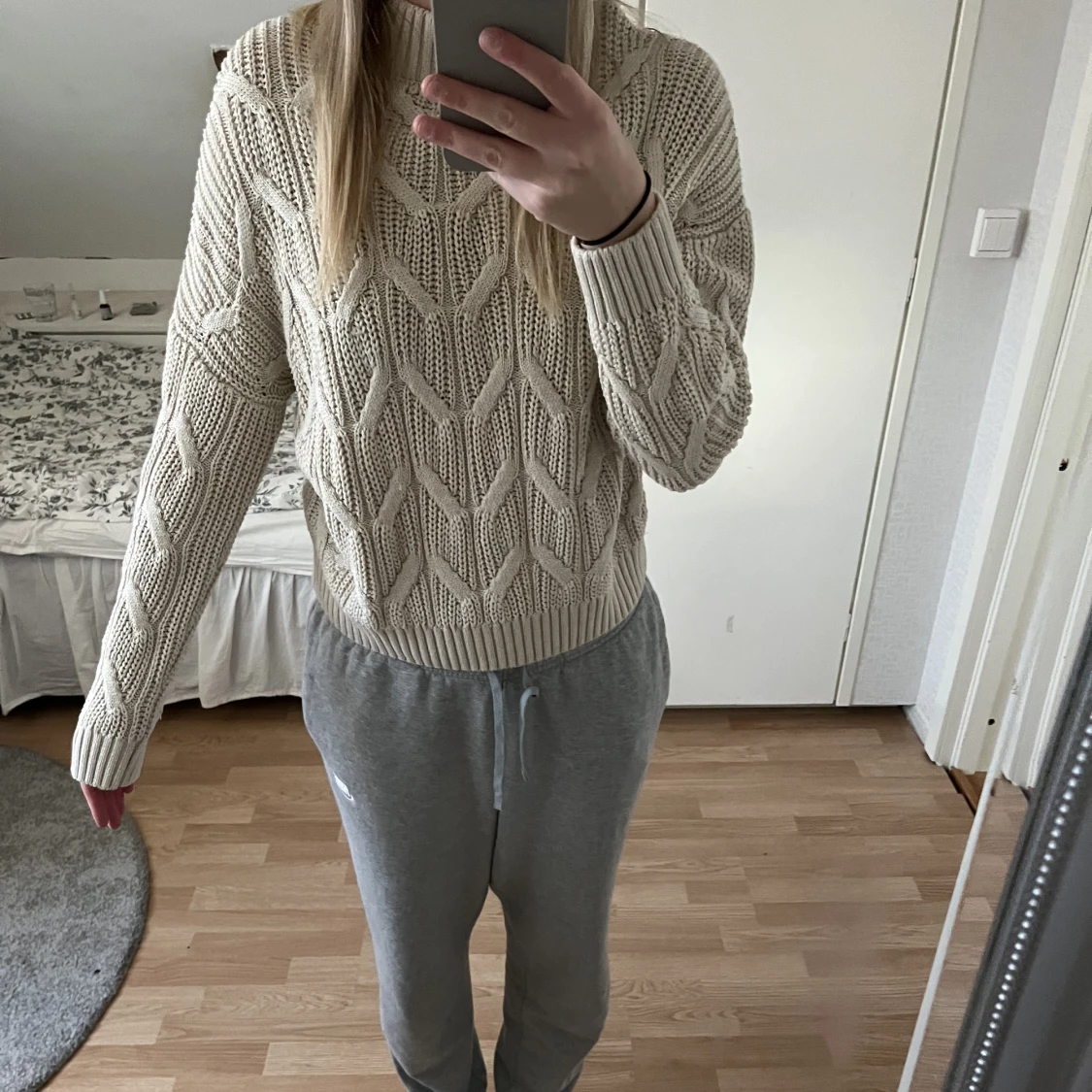 Beige stickad tröja från only! 