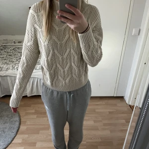Beige stickad tröja från only!  - Säljer denna Beigha fina tröjan från only som tyvärr inte kommer till användning längre!💕
