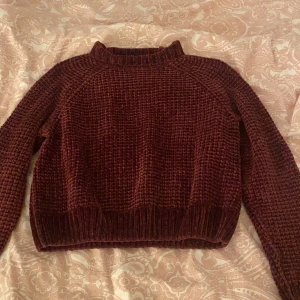 Vinröd tröja  - Superfin vinröd tjocktröja från h&m. Använd få tal gånger och är i jättebra skick. Storlek M. 