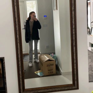 Flared jeans  - As snygga och super sköna jeans från Zalando, på andra bilden är det i en annan färg men dom jag säljer är ljusare 🌟 Om ni har frågor skriv💋🪩🌟 Nypris: 509kr 