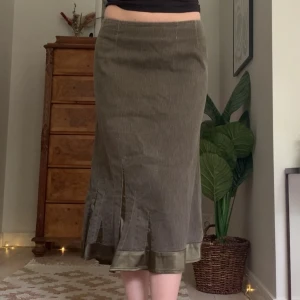 Unik jeanskjol - Gröngrå lång jeanskjol med unik form och detaljer nertill, från märket Kello! Fråga om mått 🖤