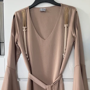 Kortklänning - Snygg kortklänning i st 36-38 sidentyg, med fina pärldetaljer på  Säljes för endast 500:- Nypris 1600:-