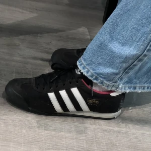 ADIDAS - Adidas sneakers i perfekt skick. Använda ett fåtal gånger bara. Strl:41/42