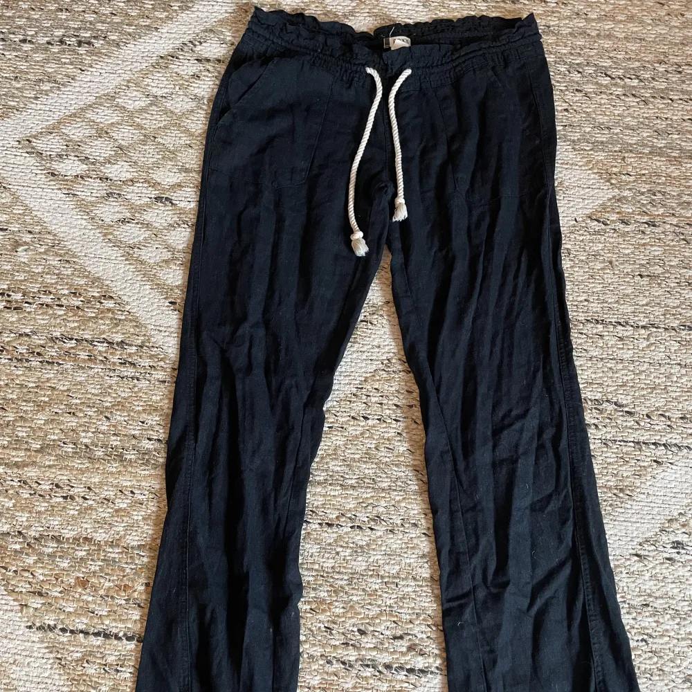 Säljer dessa Linnebyxorna från Roxy linne byxor i storlek S, de har krympt lite då de råkat tvättas i torktumlaren. Är 169  och det är ca 2cm för korta! . Jeans & Byxor.