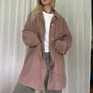 Brun trench  - Fin MYSIG trench. Använt skick med några flaws. Ej märkt med någon storlek men skulle säga att den passar S-XL beroende på passform.  Jag är vanligtvis en S i storlek och är 164cm lång. Skriv gärna vid fundering 💌  skriv gärna innan du klickar på köp nu 