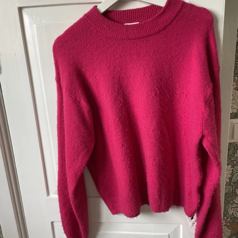 Jättefin rosa stickad tröja från HM🩷Använd men i fint skick!! Köptes för 199kr säljer för 80kr!. Stickat.