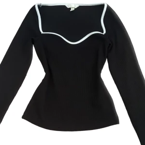 Svart top - Helt oanvänd super fin super gullig fin top med hjärtformad ringning!!