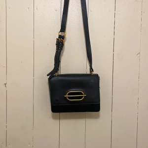 Svart väska i skinn  - Handväska i skinn, i fint skick. ☀️