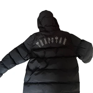 ”TRAPSTAR” jacka - En jacka perfekt till vintern köpt 2020 i London där märket är skapat en tjock och perfekt jacka till Vintern. Litet hål på insidan