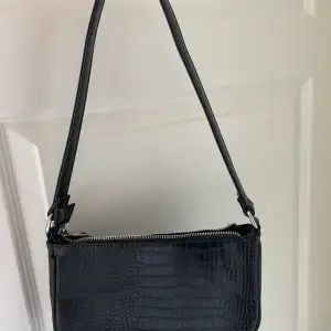 En svart väska som jag bara har använt 1-3 gånger❤️ säljer den för 100kr! 