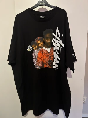 Stussy de la soul t-shirt  - Stussy de la soul t shirt, fint skick i size Xlarge