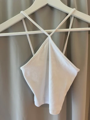 Vitt Zara linne  - Vitt linne med kors där fram 🤍