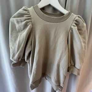 Topp med puffärmar  - 🤍🤍