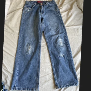 Medium low waist jeans - Skit snygga jeans som är medium low waist (går till lite under naveln) Säljer då dom är för små på mig. Hör av er vid frågor!💗