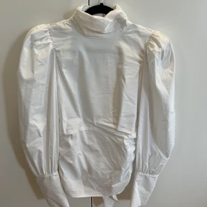 Blus från Gina Tricot - Fin vit blus från Gina, använd typ 1 gång. 