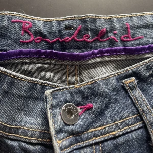 Lågmidjade Bondelid Jeans   - Jeans från Bandelid, skicka för mer bilder för att se mer coola detaljer. De är lågmidjade och köpta second hand men är tyvärr för stora för mig. Det är märket bondelid! Det står inte storlek men gissar på S eller en mindre M!