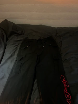 Ed hardy cargo byxor - säljer mina ed hardy cargo byxor för har tröttnat på de och de är för baggy för mig storlek är xl men de är rätt korta och rätt smala i midjan men perfekt baggy buda på byxorna