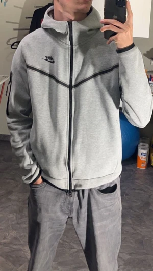 Tech Fleece Hoodie - Tja säljer min tech fleece som jag använt Max 4 gånger. Jag köpte den och blev trött på den direkt så vill helst bara bli av med den. Passar M,skriv gärna vid intresse  MVH//Sebbe
