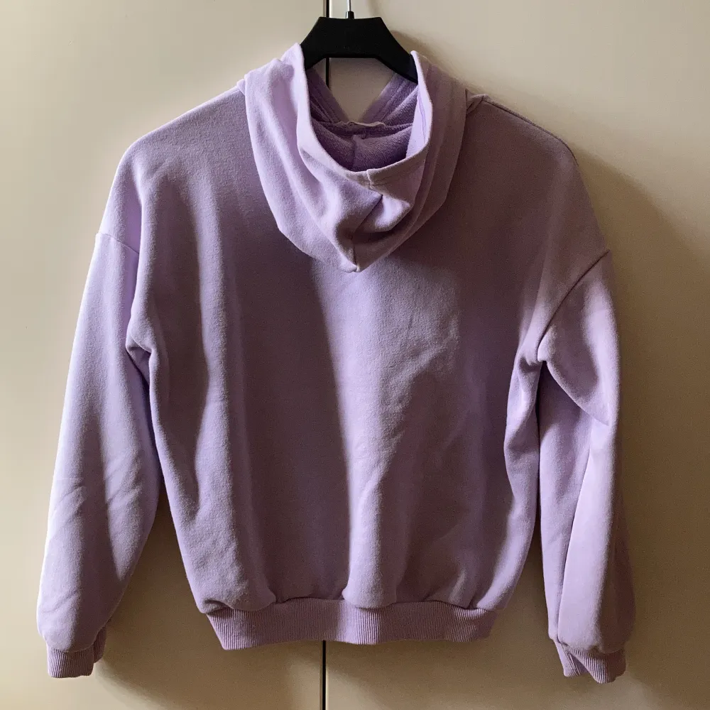 Säljer denna fina lavendel/lila hoodie med ros-tryck eftersom den är för liten. Den är använd några få gånger och är i bra skick! . Hoodies.
