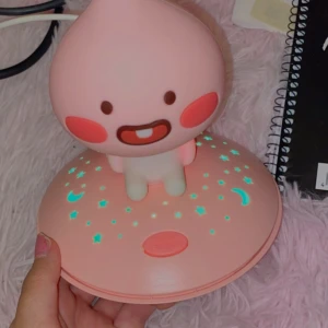 Jätte söt och mysig nattlampa  - Säljer då jag inte använder längre. Den opereras med el så det är bara koppla den till en vanlig laddning☺️själva persikan är mjuk som en squishy och det ryser rött från rumpan❤️